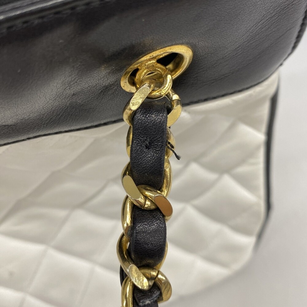 CHANEL Black Lambskin Leather Shoulder Bag - Picture 7 of 11
